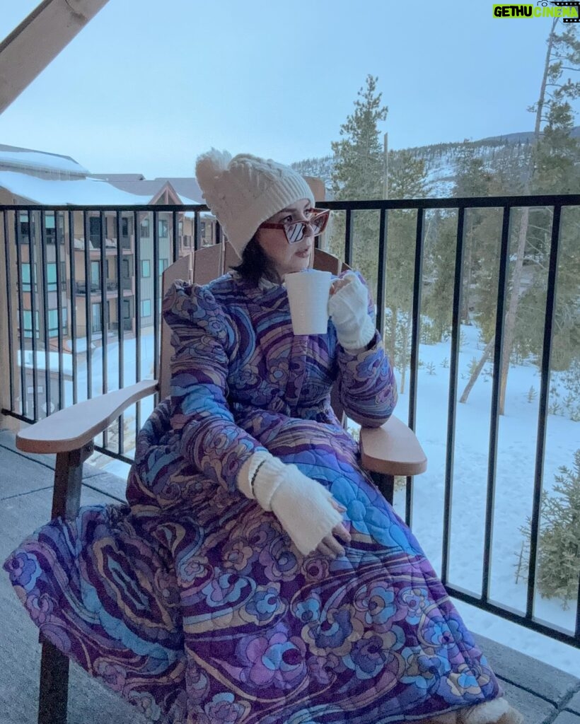 Andrea Torre Instagram - Cuando estás en la nieve y la vida empieza a sonar así… ☕️ ____ #ATH🍄 #andreatorre #nieve #vacaciones