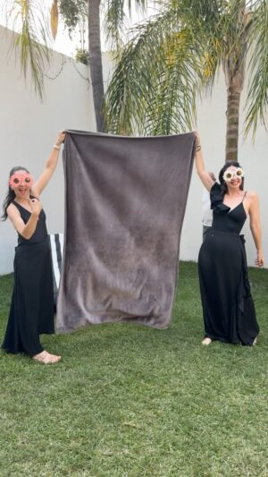 Andrea Torre Instagram - Haciendo magia con @paolatorreh al estilo @siegfriedundjoy  jajajajaja 🧙‍♂️ 🪄 

Aplauso de pie para mis papás, gracias por jugar con nosotras , como nos divertimos jajajajaj
Los quiero mucho @maryhutt11  y #DaddyChulo#
.
#ATH🍄 #andreatorre #vacaciones #sisters #familia #comedia #