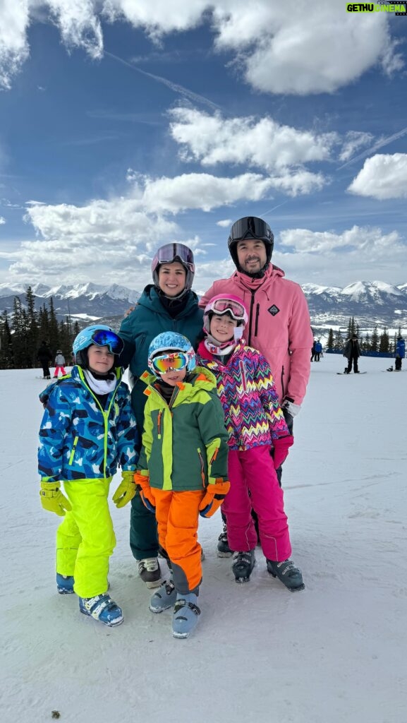 Andrea Torre Instagram - ¡En La Torre! Estamos en la nieve y no saben lo felices que estamos ¿Están listos para ver nuestras aventuras? Comenta un ❄️ para acompañarnos!! @epicpass @epicpass_esp @keystone_resort - #snow #snowday #snowboarding #snowboard #skies #esquí #nieve #vacaciones #transition #torremomz #torrekidz #mamaenlatorre #transición #trending