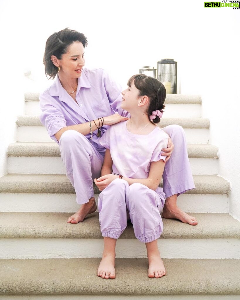 Andrea Torre Instagram - Gracias a todas las mujeres que nos rodean, porque nos inspiran y nos hacen fuertes… Merecemos ser libres, poderosas y ¡FELICES! Juntas haremos este mundo mejor 💜 #8M #8marzo #diadelamujer #womensday #torremomz #torrekidz #mujeresemprendedoras #mujeres #womanpower #womansupportingwoman