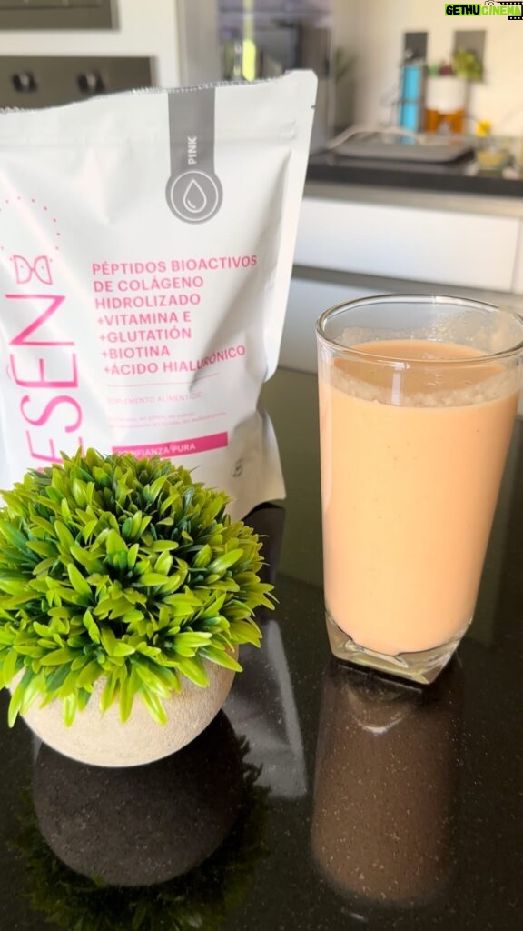 Andrea Torre Instagram - Iniciamos la semana con mi Smoothie favorito y lo mejor es que es súper fácil de hacer… ¿Qué necesitamos? - Leche - Fruta - 2 cdtas. Vainilla - Hemp - Hielo - Colágeno Hidrolizado de @sesencompany ____ #ATH🍄 #andreatorre #smoothie #colagenohidrolizado #day #licuado #fitness #myday #goodmorning