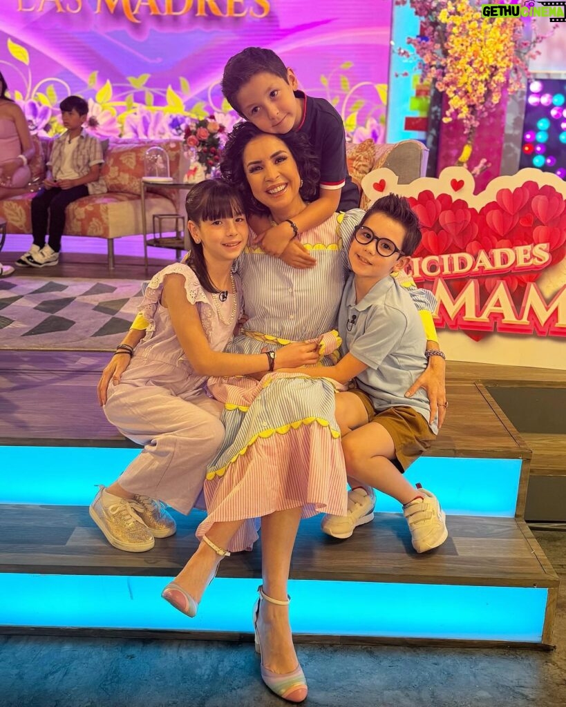 Andrea Torre Instagram - Sin duda está es una de las etapas más bonitas. Gracias por permitirme crecer con ustedes. ¡Los amo con el corazón!♥️ ___ #ATH🍄 #andreatorre #family #mylove #Diadelasmadres