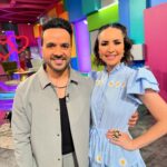 Andrea Torre Instagram – Ando muy contenta porque hoy pude estar otra vez conduciendo @cuentameloyaof  y confieso que me gusta mucho 😆😃🤩😁😜

Gracias por hacerme parte ❤️❤️❤️ @odalysrp @vielkatv  #MaKy @ncanun 

Y hoy muy Despacitooo, me fui a tomar una foto con @luisfonsi jaja 😉
.
#andreatorre #ATH🍄 #actriz #feliz #happy