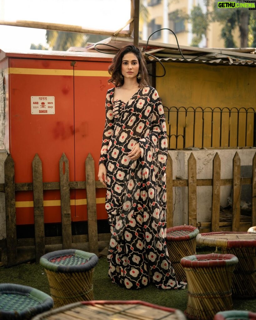 Aneri Vajani Instagram - Happy New Year 💫 Saree : @ranbirmukherjee @ranbirmukherjeeofficial Styled : @priyavajani HMU : @hersparlourhema 📸 : @dreamdraftfilms @shivam_99__ #anerivajani #happynewyear #2024