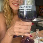 Angélica Castro Instagram – Feliz juerneees!! Por acá disfrutando de un Ramazzotti Violetto 💜

Les dejo el paso a paso para preparlo de la manera que a mí más me gusta:

Llenar la copa con hielo
Agregar 1/3 de ramazzotti violetto 
Agregar 2/3 de agua tónica 
Integrar todo 
Decorar con arándanos y una ramita de romero 

Si lo hacen mándenme fotos ❤️❤️ @ramazzotti_cl 

#BellaLaVita
#publicidad
