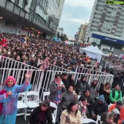 Angélica Castro Instagram - Imperdible esta gira @teleton_chile Ahora cantando @nicoruiz_p con el mejor público del planeta en la plaza de armas!! Mucho frío pero tremendo calor humano ❤️❤️❤️