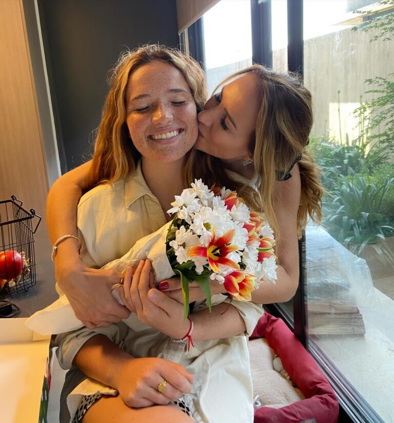 Angélica Castro Instagram - El mejor recibimiento!! Mi Lau con ramo de flores!! Graciasssss❤️❤️❤️🌻🌻🌻🌻 Y como estuvo tu domingo?? Los leo ❤️