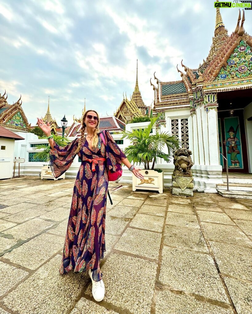 Angélica Castro Instagram - Un día más en Bangkok recorriendo los rincones maravillosos, este es el Palacio Real ❤️🌻 Es fundamental identificar el pensamiento negativo que nos inunda y reemplazarlo por un pensamiento positivo y decretarlo ❤️ #elcrucerocanal13c Dress @itvelvet