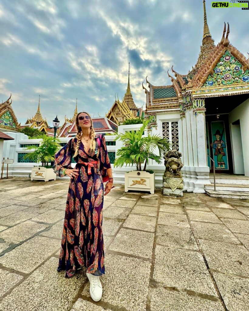 Angélica Castro Instagram - Un día más en Bangkok recorriendo los rincones maravillosos, este es el Palacio Real ❤️🌻 Es fundamental identificar el pensamiento negativo que nos inunda y reemplazarlo por un pensamiento positivo y decretarlo ❤️ #elcrucerocanal13c Dress @itvelvet