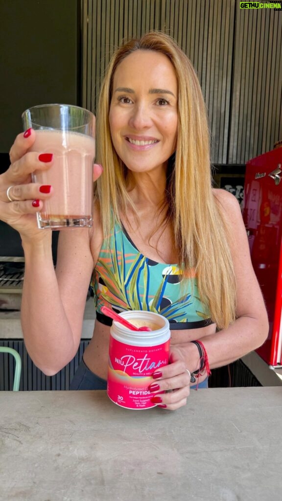 Angélica Castro Instagram - Les dejo esta excelente idea para los días calurosos de verano, para mantenernos hidratados y activos que mejor que un exquisito batido de colágeno hidrolizado con vitaminas y minerales… rápido, fácil y se muuuueren lo rico🌻🌻 Lo pueden conseguir en www.peptiam.cl Súper simple yo le eche: - 3 scoop de @peptiam - Frutillas - Arándanos - Hielo y agua No saben lo rico que quedó!! Se los ultra recomiendo usen las frutas que tengan en sus casas pero prueben con arándano por que también es antioxidante. Si lo hacen me comentan si les gustó ❤️ como estuvo tu día?🌻