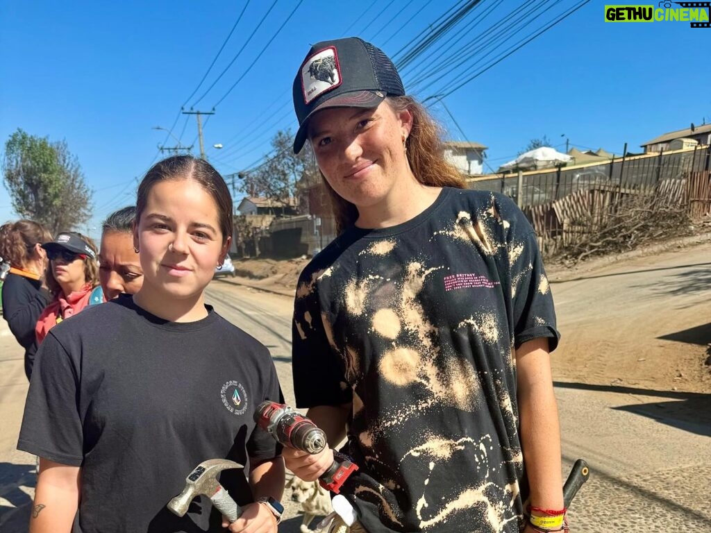 Angélica Castro Instagram - ❤️💪🏻Construimos la casa N 11 junto a los voluntarios de @elmejorcambiodetuvida y @jairo_valdes Gracias a todos los que se sumaron, fue maravilloso poder vivir esta poderosa experiencia además junto a mi hija y mi sobrino! ❤️🌻 Un día inolvidable que me grabo en el alma. Ojalá te puedas sumar como voluntario o aportando para poder construir la próxima casa y darle un hogar a una familia que tanto lo necesitan! Gracias gracias gracias…. Sin tu ayuda esto es imposible. Más info en @elmejorcambiodetuvida