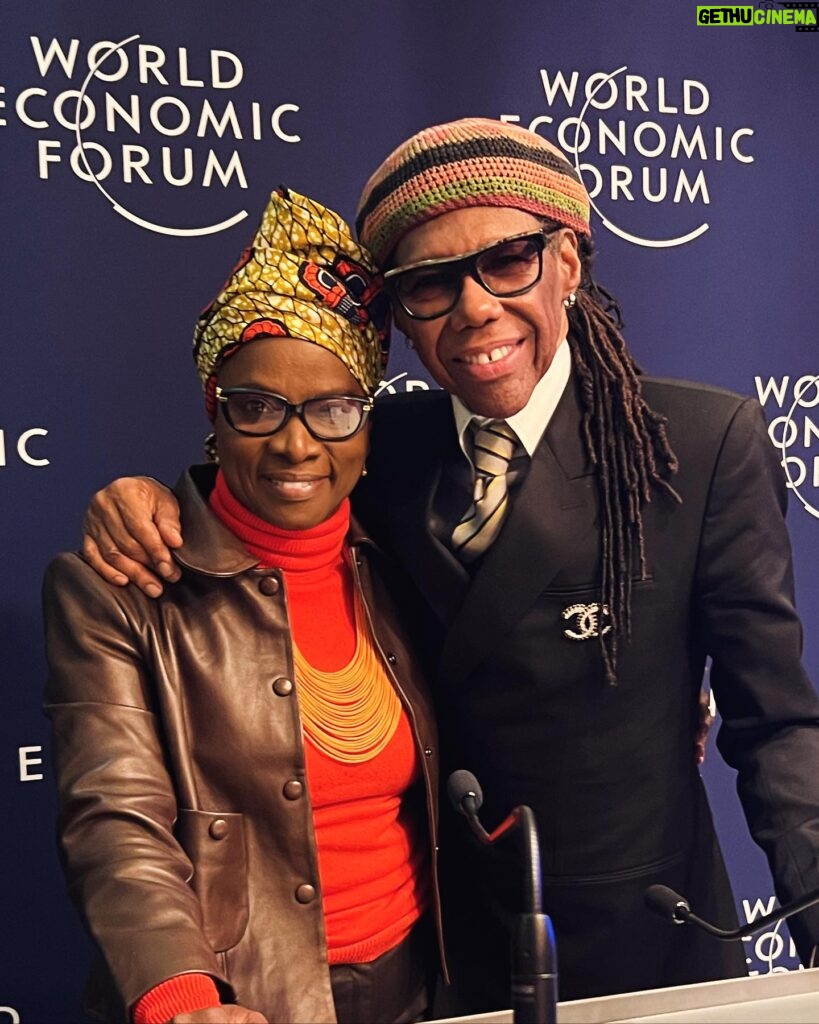 Angélique Kidjo Instagram - 🌍Great Art and Culture memories from last week at the @worldeconomicforum with some of my heroes 🎸 @nilerodgers 🎭@michelleyeoh_official @judekellystudio @krista.kim @algore @refikanadol @kerearchitecture Special thanks to @jfwef