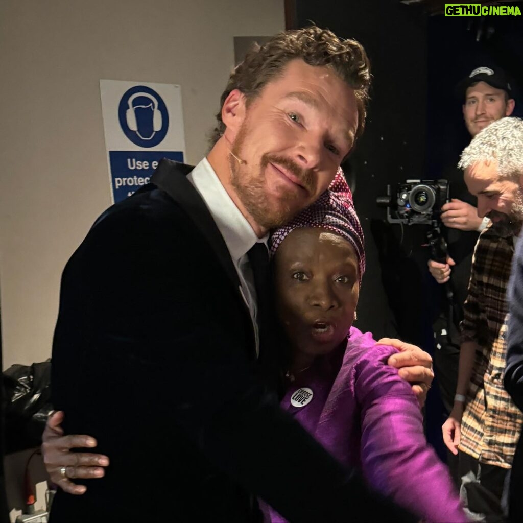 Angélique Kidjo Instagram - Warming up at the @royalalberthall with one of my heroes #benedictcumberbatch for the great @letterslive event, reading my own letter to the girls of Benin! Tomorrow, showtime!!!