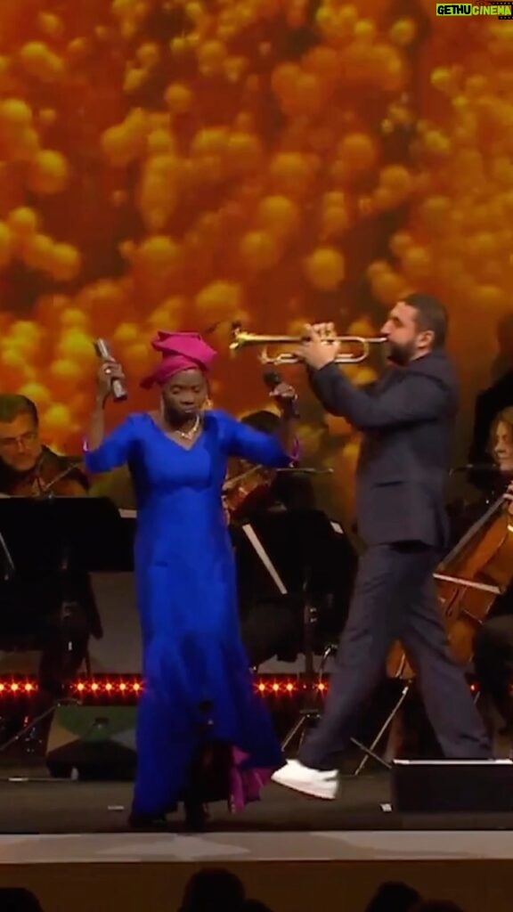 Angélique Kidjo Instagram - 💃🏿« Ominira » means Freedom in Yoruba!💃🏿 This was my message of HOPE and PEACE at the Opening Concert of the 2024 @worldeconomicforum Freedom to create beautiful and surprising collaborations between cultures in the same way the sand of the Sahara desert fertilizes the Amazon Forest (true story of Mother Earth) as told by the AI art of the amazing @refikanadol Thanks to my guests @ibrahimmaaloufofficial and @will.santt to the director @jfwef and to the great band conducted by Nicolas Guiraud with @thierryvatonofficiel @david_donatien @annegravoin @florestanraes Arnaud Vallin, @camcamgrn , Cynthia Perrin, Michel Perrin @carolineboita @sylvainleprovost lights by Elliot Griggs; sound Chris Ulbrich