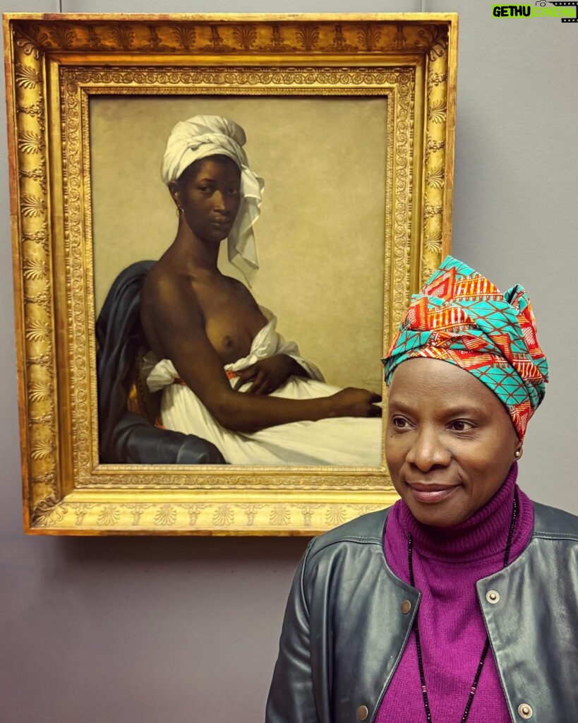 Angélique Kidjo Instagram - Visiting the magnificent “Joconde Noire” at the @museelouvre this morning! “Portrait of a Black Woman.” 1800 Marie-Guilhelmine BENOIST, née DE LAVILLE-LEROULX Paris, 1768 - Paris, 1826 Oil on canvas The painter, a gifted pupil of J.-L. David, took a bold stance with this dark-skinned figure - an unusual, rarely taught exercise that was held in low regard. The grave expression, calm pose and bare breast give the anonymous model the nobility of an allegory - perhaps of slavery, recently abolished.