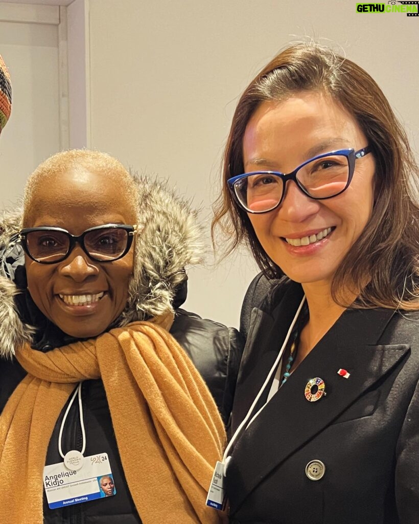 Angélique Kidjo Instagram - 🌍Great Art and Culture memories from last week at the @worldeconomicforum with some of my heroes 🎸 @nilerodgers 🎭@michelleyeoh_official @judekellystudio @krista.kim @algore @refikanadol @kerearchitecture Special thanks to @jfwef