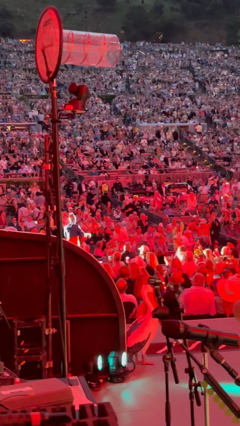 Angélique Kidjo Instagram - “Ia ora te natura E mea arofa teiei ao nei Ia ora te natura E mea arofa teiei ao nei” What a tribute to our dear @jimmybuffett yesterday at the @hollywoodbowl