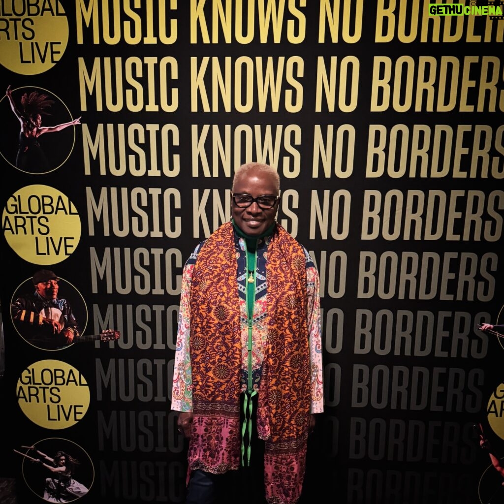 Angélique Kidjo Instagram - « Music knows no borders » Yesterday, performing at the first @globalartslive gala in the @somerville_theatre