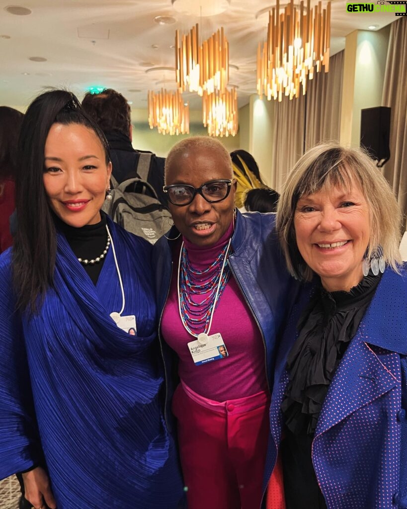 Angélique Kidjo Instagram - 🌍Great Art and Culture memories from last week at the @worldeconomicforum with some of my heroes 🎸 @nilerodgers 🎭@michelleyeoh_official @judekellystudio @krista.kim @algore @refikanadol @kerearchitecture Special thanks to @jfwef