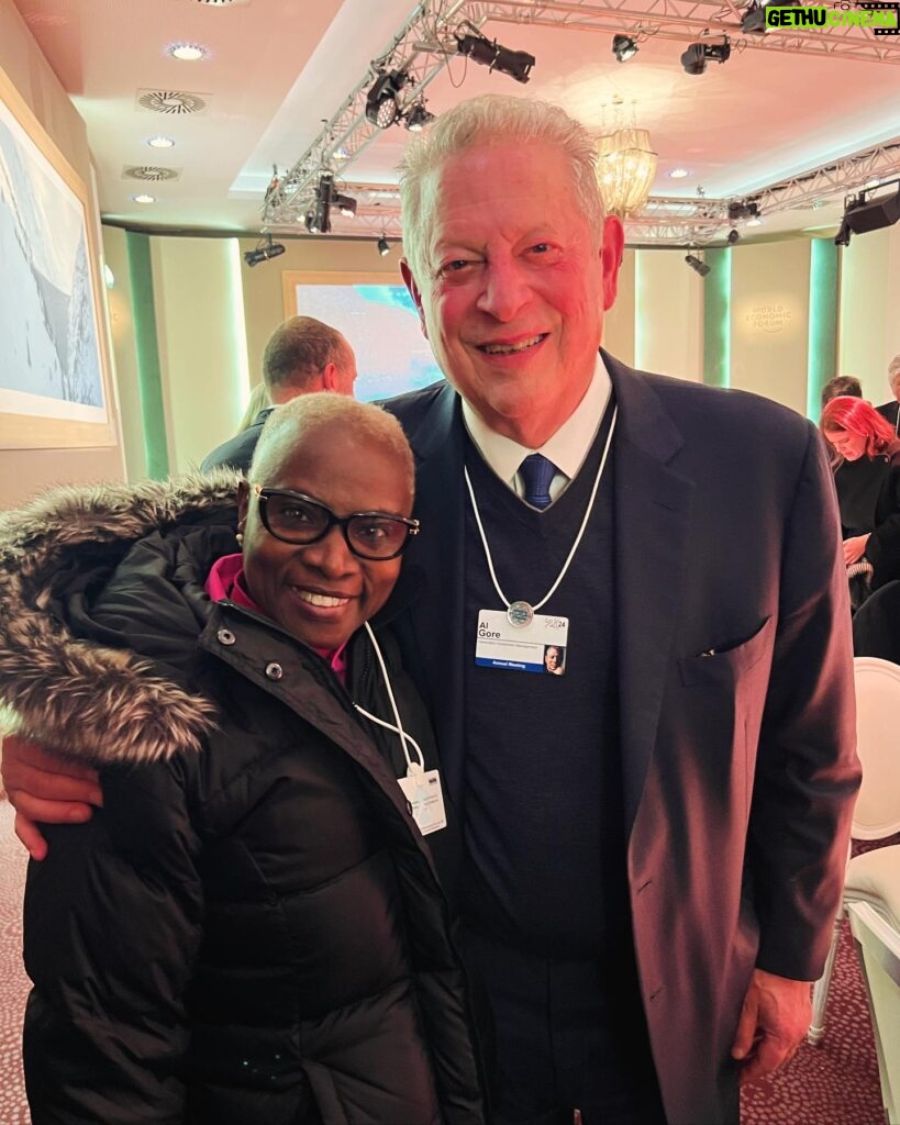 Angélique Kidjo Instagram - 🌍Great Art and Culture memories from last week at the @worldeconomicforum with some of my heroes 🎸 @nilerodgers 🎭@michelleyeoh_official @judekellystudio @krista.kim @algore @refikanadol @kerearchitecture Special thanks to @jfwef