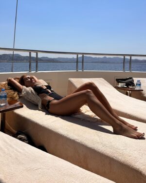 Angelika Revva Instagram - Пусть здесь будет.. море.. моя РАдость 💙 🌊 
Помню, как ребенком я ждала лета, чтобы провести ту долгожданную неделю с родителями у Черного моря. Волны величиной с дом, вода, как кисель, полна медуз 😂 НО!! ничего не останавливало от заплывов и кувырков… как мы выжили?? 
 Зато сейчас после такого иммунитета, я могу плыть в чистой воде километры, вспоминая с благодарностью ухабистое и счастливое детство 😁🌊 
 Я так люблю море. Какие счастливые люди живут у моря. Бесценно. #море