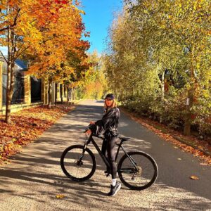 Angelika Revva Instagram - Доброе осеннее утро 🚴🏻‍♀️🍁