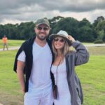 Angelika Revva Instagram - Игуасу – самая большая система водопадов в мире. «Большая вода» - так называли это могучее место индейцы гуарани, заселявшие эти территории до прихода европейцев. Водопады Игуасу раскинулись на 3 километра на стыке трех государств Аргентины, Парагвая и Бразилии. Игуасу выше Ниагары, но по ширине уступает водопаду Виктории. При этом поток реки Игуасу насчитывает в среднем 1700-1800 куб. метров воды в секунду, что даже больше чем Ниагара и Виктория в сумме. Игуасу является объектом всемирного наследия ЮНЕСКО, а несколько лет назад был признан одним из Новых чудес света 🤍🙌🏽 #wonderful_places