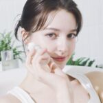 Angelina Danilova Instagram - Dived into a grape bath of skin perfection with @caudaliekorea 🍇 new favorite serum. #광고 #꼬달리 #비노퍼펙트 #비노퍼펙트세럼 #꼬달리화이트닝세럼 #Caudalie #Caudaliekorea