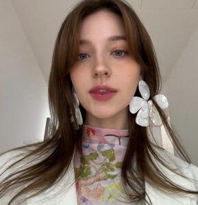 Angelina Danilova Instagram - thank you for having me over to pot my favorite geranium herb @loewe_perfumes first pop up store in Seoul. 🪴🌸✨ #로에베 #로에베퍼퓸