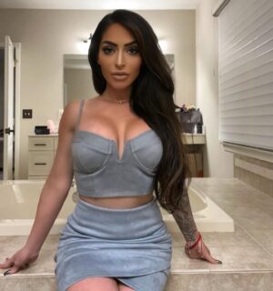 Angelina Pivarnick Instagram - Feeling sexy in blue 🧿💙💙💙:). Brings out my big brown eyes they say ❤️🔥 @bellabossla collection.