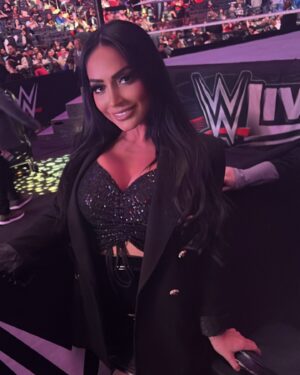 Angelina Pivarnick Instagram - In my wwe feels. It’s time to go back soon :). Who wants to join me next time ? 💪🏻. #wwe #merrychristmas #happyholidays