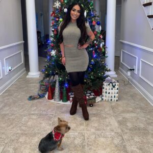 Angelina Pivarnick Instagram - Merry Christmas Everyone:). I know life’s Alittle crazy right now for everyone but keep on smiling and loving life. Life is short keep your heads up. This too shall pass. This Christmas my sister and I had a very small intimate dinner together because we wanted to be as safe as we could be. Thank you @a_lyssamichael for cooking us an amazing sauce and meal. Love u sis.