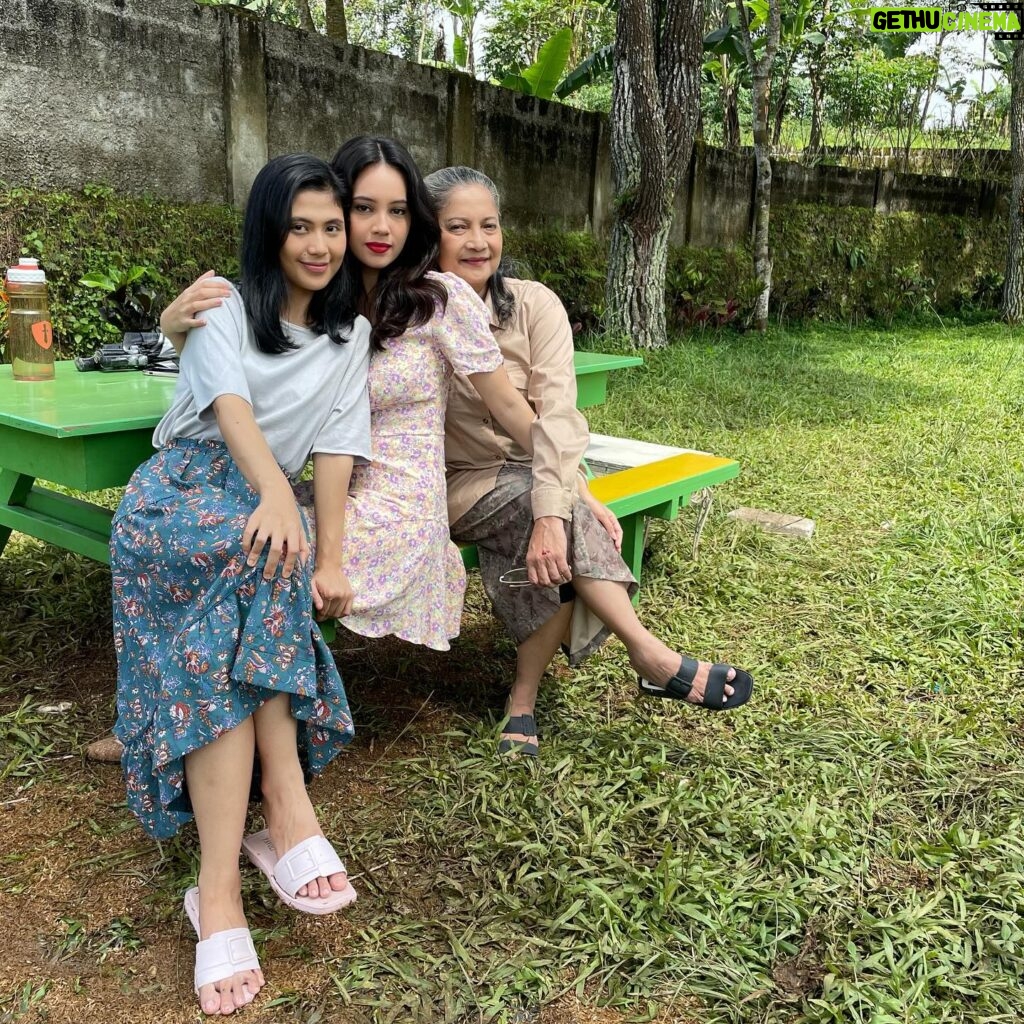 Anggika Bölsterli Instagram - Teh Irma sama Wulan pamit 🐃 Terima kasih 1.930.901 orang yang sudah menonton Film Sijjin. 🙏 Hidup cegil, bye bye cogil Sampai jumpa lagi 👋 #sijjin