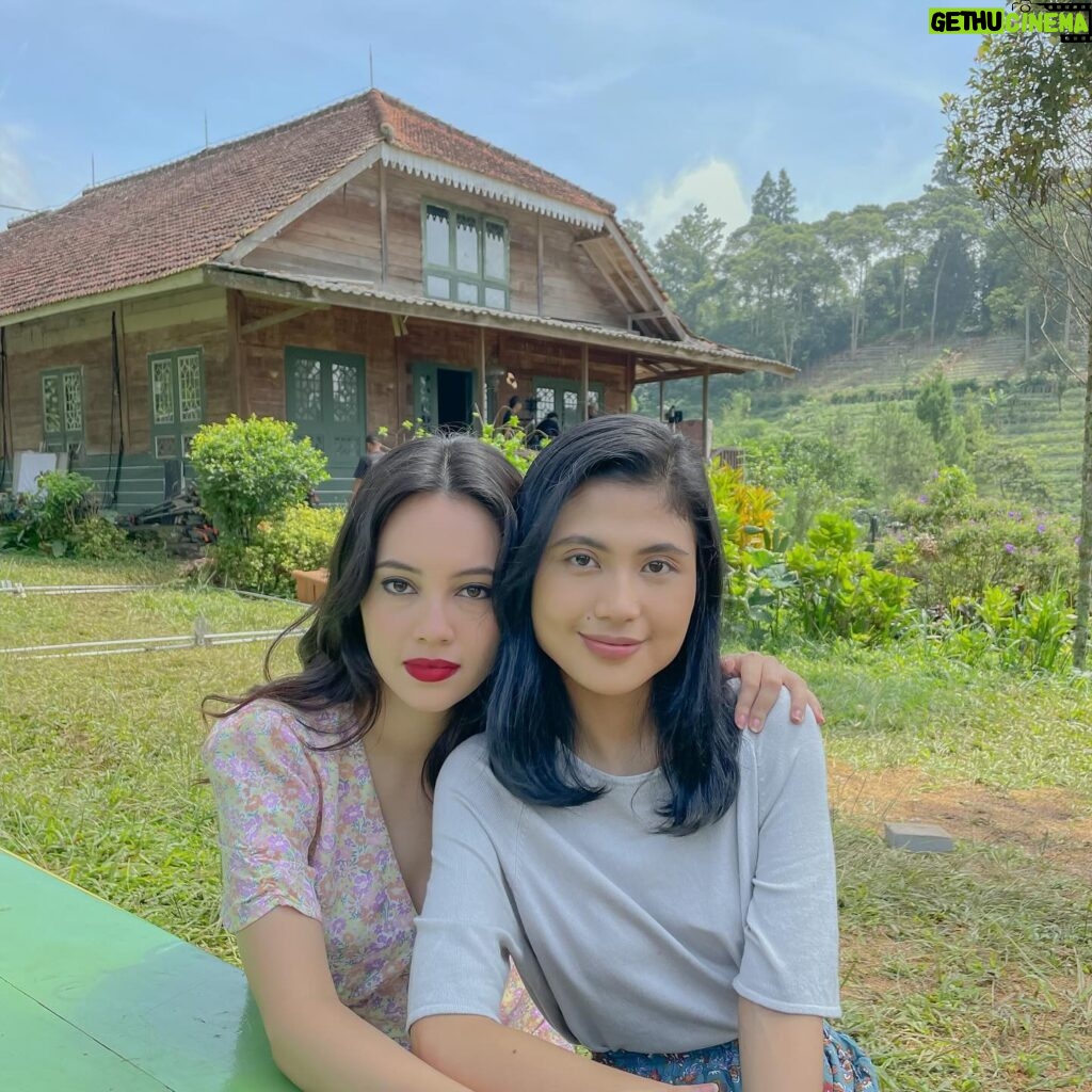 Anggika Bölsterli Instagram - Teh Irma sama Wulan pamit 🐃 Terima kasih 1.930.901 orang yang sudah menonton Film Sijjin. 🙏 Hidup cegil, bye bye cogil Sampai jumpa lagi 👋 #sijjin