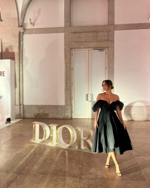 Angie Costa Instagram - @dior 🌜 

Vestido: @pinkoofficial 
Brincos: @beatrizjardinha 
Sapatos: @seaside.oficial