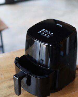 Angie Costa Instagram - Dois/duas de vocês vão receber uma Air Fryer Hoffen do @pingodoce!!! 🥂Todos nós sabemos o jeito que dá! Eu e o @pingodoce juntamo-nos e fizemos este giveaway onde estamos a oferecer 2 Air Fryers a 2 de vocês! 
É uma fritadeira sem óleo, o painel de controlo é digital, intuitivo e de fácil utilização e uma circulação de ar quente 360°! Participem!!! 🤎Só têm de:

Seguir @angeladscosta e @pingodoce;
Identificar 2 amigos nos comentários;
Podem participar até dia 17/10 e os vencedores serão anunciados dia 18/10! 
Good luck!