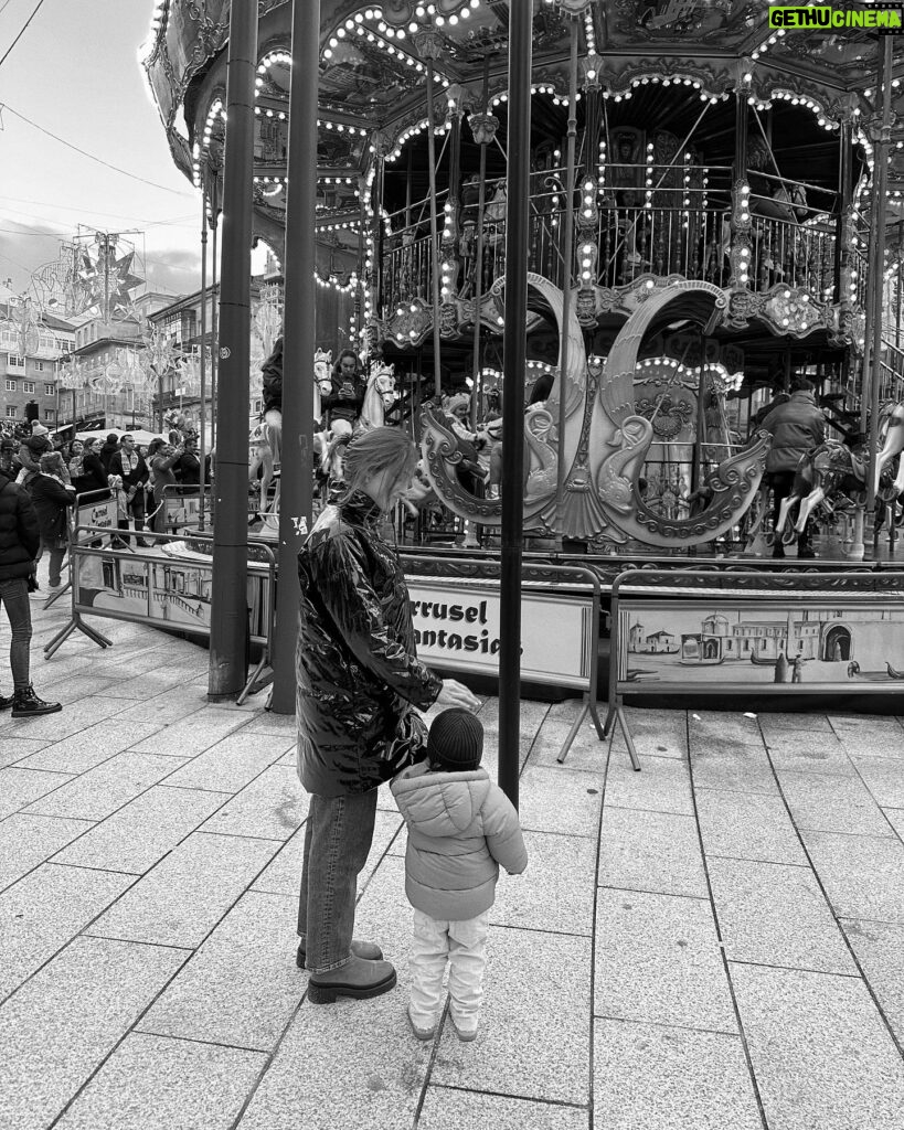 Angie Costa Instagram - Vigo, o mundo encantado do Martim 🎠🎄