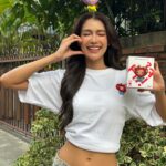 Aniporn Chalermburanawong Instagram – ใจส่งใจ❤️มาส่งใจให้ผู้ป่วยโรคหัวใจแต่กำเนิดกัน

แนทขอชวนมาแกะกล่อง Art Toy น้อง ‘Hi! ใจ’ และตามหาตัว Secret สุดน่ารัก จะได้สะสมให้ครบทั้ง 4 แบบ พร้อมช้อปเสื้อยืดสุดคิ้วท์คอลเลกชั่นพิเศษที่ออกแบบโดย @parnarts 😍 เพื่อช่วยกันส่งต่อความสุขให้กับน้องๆ ผู้ป่วยโรคหัวใจแต่กำเนิด กับ @CentralRetail กัน!
โดยรายได้หลังหักค่าใช้จ่ายนำไปสมทบทุนค่ารักษาให้กับน้องๆ ผ่านมูลนิธิเด็กโรคหัวใจฯ  
❤️❤️❤️❤️❤️❤️❤️❤️❤️ 
🙌 มาเป็นเจ้าของ Art Toy ทั้ง 4 ดีไซน์ และตามหาตัว Secret ก่อนใคร
Art Toy* Hi! ใจ แบบกล่อง 1 ตัว ราคา 990 บาท
Art Toy* Hi! ใจ แบบ BOX SET 3 ตัว ราคา 2,690 บาท
*Blind Box ไม่สามารถเลือกสีของ Art Toy ได้
T-Shirt Hi! ใจ ราคา 490 บาท
ช้อปได้ที่ 
📍 TikTok Shop: @CentralDepartmentstore 
📍ช้อปเองได้ที่ POP MART สาขาเซ็นทรัลเวิลด์
หรือดูข้อมูลเพิ่มเติมได้ที่ IG Bio @CentralRetail
❤️❤️❤️❤️❤️❤️❤️❤️❤️ 

#CentralRetail #CRC #ให้ใจส่งต่อความสุขไม่รู้จบ