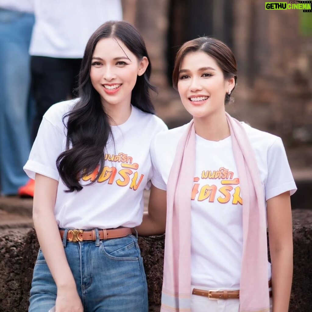 Aniporn Chalermburanawong Instagram - ขอบคุณพ่อแม่พี่น้อง จังหวัดบุรีรัมย์ และแฟนๆละคร "มนต์รักกันตรึม" ที่มางานมาสนุกด้วยกัน มีความมสุขแฮงงงจ้า 🫶🥹✨️🙏🙏 #มนต์รักกันตรึม #one31thailand 📸 @buaster_journey