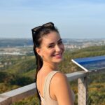 Anna Šulcová Instagram - první podzimní procházka u Prahy v krásné rezervaci Šance, kam jsme chodili hlavně v covidu, protože tam je nádherná příroda & výhledy 🧸🍂🤍 ps: chudák kuba, kterej musel fotit:D
