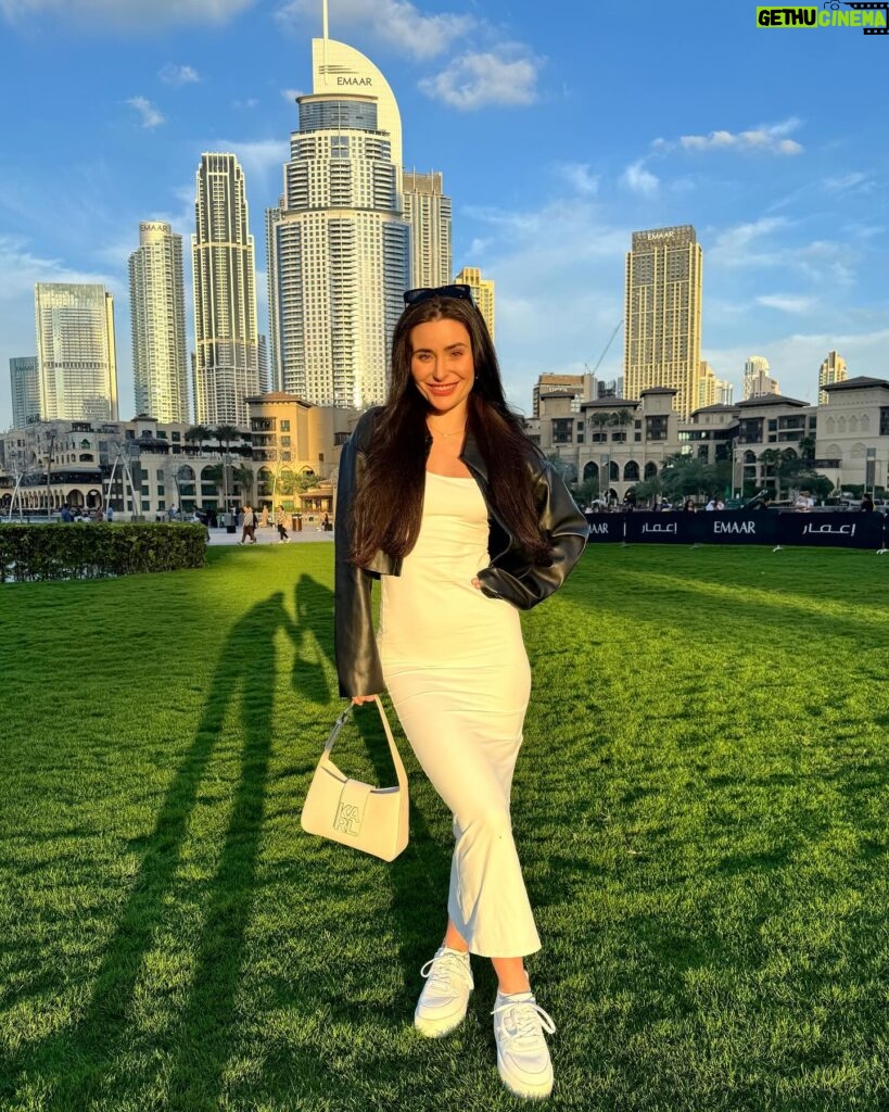 Anna Šulcová Instagram - she dyed her hair and went do Dubai 🇦🇪