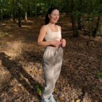 Anna Šulcová Instagram - první podzimní procházka u Prahy v krásné rezervaci Šance, kam jsme chodili hlavně v covidu, protože tam je nádherná příroda & výhledy 🧸🍂🤍 ps: chudák kuba, kterej musel fotit:D