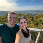 Anna Šulcová Instagram - první podzimní procházka u Prahy v krásné rezervaci Šance, kam jsme chodili hlavně v covidu, protože tam je nádherná příroda & výhledy 🧸🍂🤍 ps: chudák kuba, kterej musel fotit:D