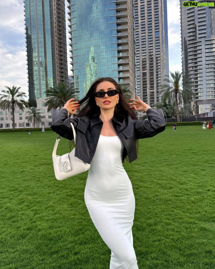 Anna Šulcová Instagram - she dyed her hair and went do Dubai 🇦🇪