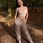 Anna Šulcová Instagram - první podzimní procházka u Prahy v krásné rezervaci Šance, kam jsme chodili hlavně v covidu, protože tam je nádherná příroda & výhledy 🧸🍂🤍 ps: chudák kuba, kterej musel fotit:D