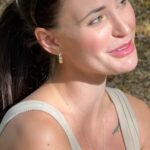 Anna Šulcová Instagram - první podzimní procházka u Prahy v krásné rezervaci Šance, kam jsme chodili hlavně v covidu, protože tam je nádherná příroda & výhledy 🧸🍂🤍 ps: chudák kuba, kterej musel fotit:D