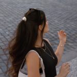 Anna Šulcová Instagram - Podzimní Praha, podzimní outfit a krásné šperky od @pandoraofficial! Miluju kombinovat různé varianty a stojím si zatím, že můžete mít úplně simple outfit, ale právě šperky tomu přidají ten šmrnc🩷🎀💍 #momentswithpandora #shotforpandora #ad