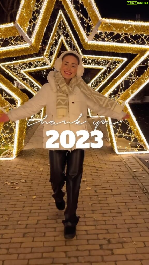 Anna Šulcová Instagram - Rok 2023✨byl pro mě rok změn! První film, první stěhování, první výročí, první rekonstrukce a spoustu dalšího. Celý rok jsem dokumentovala na svém youtube, kde mám tu nejlepší komunitu!♥️ děkuji za ní! Těším se, co přinese ten další! Přeji vám hodně štěstí a zdraví v novém roce a vidíme se brzy😚