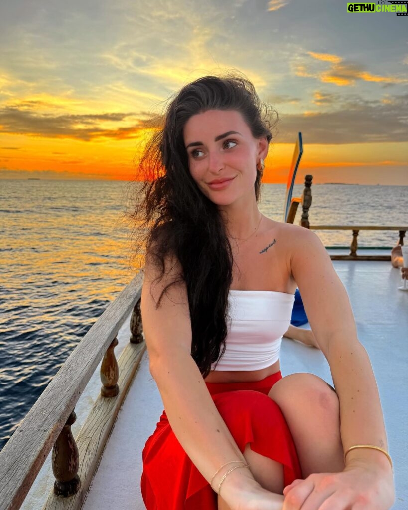 Anna Šulcová Instagram - Jste tým ZÁPAD nebo VÝCHOD slunce? 🌅 já rozhodně západ ☀️ @coracoramaldives @luxusni_dovolena.cz