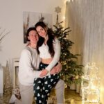 Anna Šulcová Instagram - Letošní Vánoce trávíme poprvé společně♥️ To je pro nás nejdůležitější. Díky tomu jsme ty Vánoce měli dokonce čtvery v jeden den. Objet všechny rodiny a příbuzné byl docela zážitek! Vážíme si každé chvíle, co spolu můžeme být. Není to samozřejmost🎄🤍